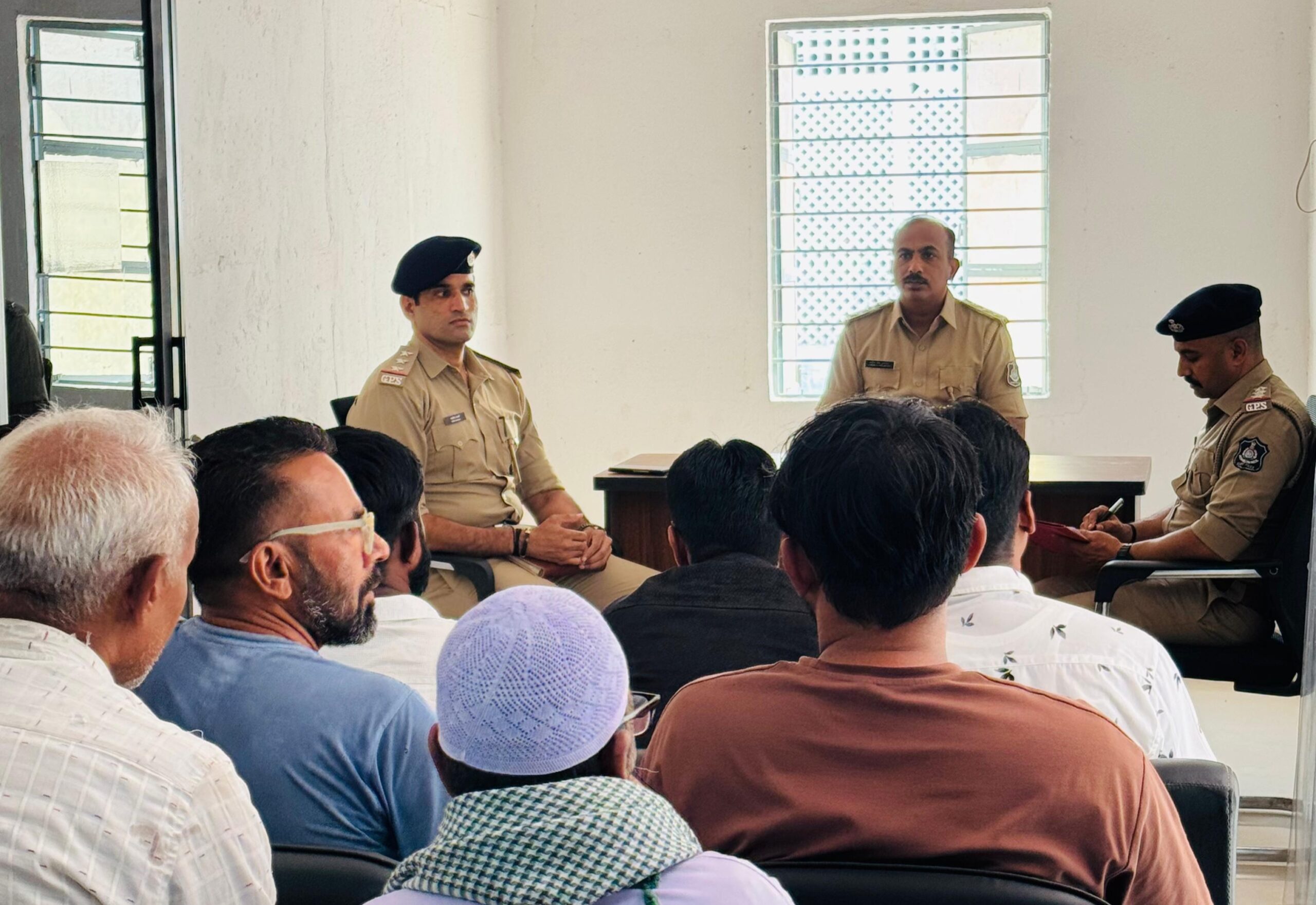 કડી માં DYSP ડો. હાર્દિક પ્રજાપતિ ના અધ્યક્ષ સ્થાને મહોરમ પર્વ ને લઈને શાંતિ સમિતિ ની બેઠક યોજાઈ