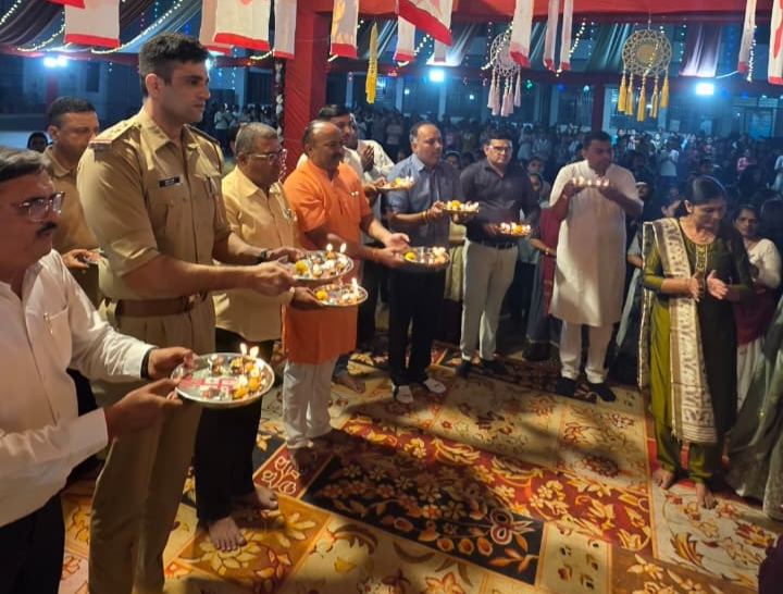 કડીની સરસ્વતી વિદ્યા સંકૂલ ગર્લ્સ હોસ્ટેલ ખાતે સાતમા નોરતે માતાજીની મહાઆરતી યોજાઈ
